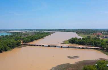 Yeşil dağ tepeli Mekong Nehri ile Thai Laos köprüsünün havadan görüntüsü. Ubon Ratchathani, Tayland 'da doğa manzarası.