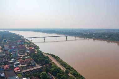 Yeşil dağ tepeli Mekong Nehri ile Thai Laos köprüsünün havadan görüntüsü. Ubon Ratchathani, Tayland 'da doğa manzarası.