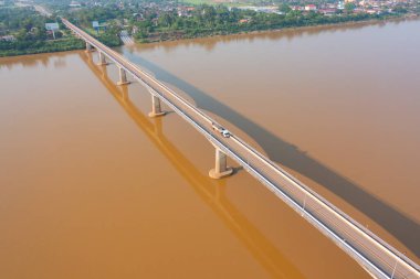 Yeşil dağ tepeli Mekong Nehri ile Thai Laos köprüsünün havadan görüntüsü. Ubon Ratchathani, Tayland 'da doğa manzarası.
