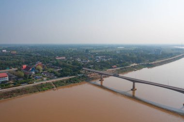 Yeşil dağ tepeli Mekong Nehri ile Thai Laos köprüsünün havadan görüntüsü. Ubon Ratchathani, Tayland 'da doğa manzarası.