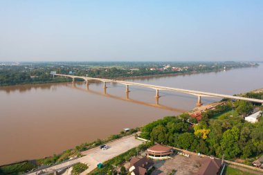 Yeşil dağ tepeli Mekong Nehri ile Thai Laos köprüsünün havadan görüntüsü. Ubon Ratchathani, Tayland 'da doğa manzarası.