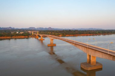Yeşil dağ tepeli Mekong Nehri ile Thai Laos köprüsünün havadan görüntüsü. Ubon Ratchathani, Tayland 'da doğa manzarası.