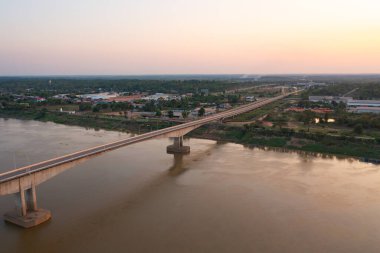 Yeşil dağ tepeli Mekong Nehri ile Thai Laos köprüsünün havadan görüntüsü. Ubon Ratchathani, Tayland 'da doğa manzarası.