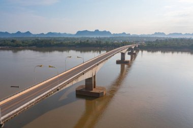 Yeşil dağ tepeli Mekong Nehri ile Thai Laos köprüsünün havadan görüntüsü. Ubon Ratchathani, Tayland 'da doğa manzarası.