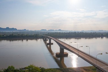 Yeşil dağ tepeli Mekong Nehri ile Thai Laos köprüsünün havadan görüntüsü. Ubon Ratchathani, Tayland 'da doğa manzarası.