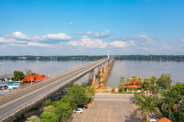 Yeşil dağ tepeli Mekong Nehri ile Thai Laos köprüsünün havadan görüntüsü. Ubon Ratchathani, Tayland 'da doğa manzarası.
