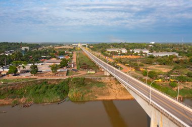 Yeşil dağ tepeli Mekong Nehri ile Thai Laos köprüsünün havadan görüntüsü. Ubon Ratchathani, Tayland 'da doğa manzarası.