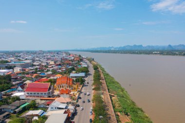 Yeşil dağ tepeli Mekong Nehri 'nin havadan görünüşü. Ubon Ratchathani, Tayland ve Laos 'taki doğa manzarası.