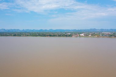 Yeşil dağ tepeli Mekong Nehri 'nin havadan görünüşü. Ubon Ratchathani, Tayland ve Laos 'taki doğa manzarası.