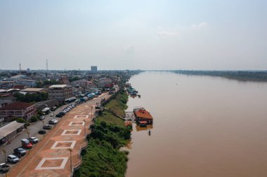 Yeşil dağ tepeli Mekong Nehri 'nin havadan görünüşü. Ubon Ratchathani, Tayland ve Laos 'taki doğa manzarası.