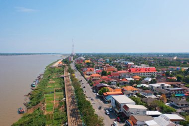 Yeşil dağ tepeli Mekong Nehri 'nin havadan görünüşü. Ubon Ratchathani, Tayland ve Laos 'taki doğa manzarası.