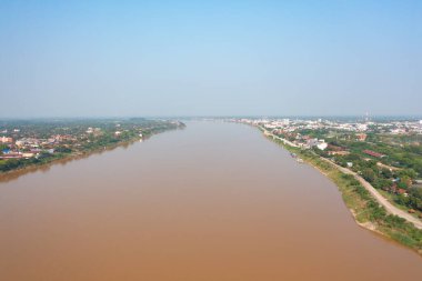 Yeşil dağ tepeli Mekong Nehri 'nin havadan görünüşü. Ubon Ratchathani, Tayland ve Laos 'taki doğa manzarası.