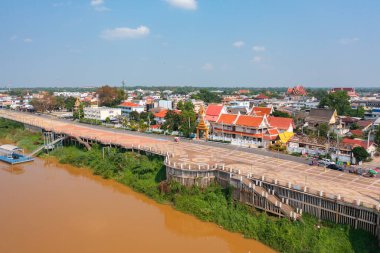 Yeşil dağ tepeli Mekong Nehri 'nin havadan görünüşü. Ubon Ratchathani, Tayland ve Laos 'taki doğa manzarası.