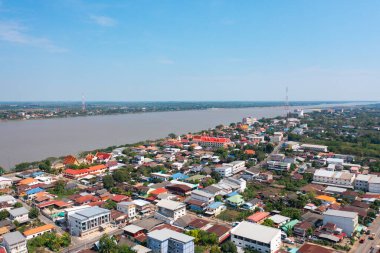 Yeşil dağ tepeli Mekong Nehri 'nin havadan görünüşü. Ubon Ratchathani, Tayland ve Laos 'taki doğa manzarası.