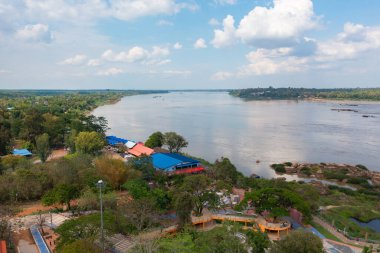 Yeşil dağ tepeli Mekong Nehri 'nin havadan görünüşü. Ubon Ratchathani, Tayland ve Laos 'taki doğa manzarası.