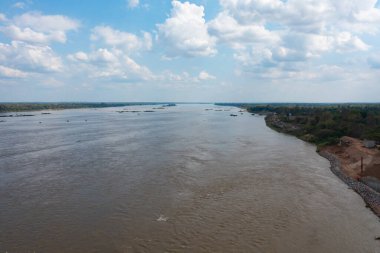 Yeşil dağ tepeli Mekong Nehri 'nin havadan görünüşü. Ubon Ratchathani, Tayland ve Laos 'taki doğa manzarası.