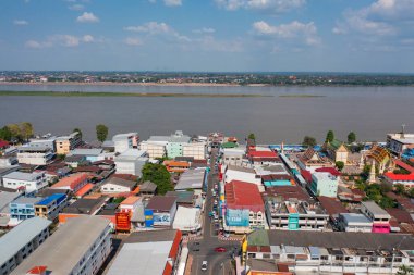 Yeşil dağ tepeli Mekong Nehri 'nin havadan görünüşü. Ubon Ratchathani, Tayland ve Laos 'taki doğa manzarası.