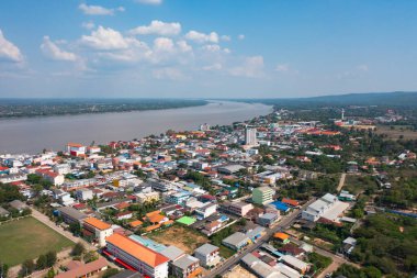 Yeşil dağ tepeli Mekong Nehri 'nin havadan görünüşü. Ubon Ratchathani, Tayland ve Laos 'taki doğa manzarası.