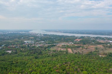 Yeşil dağ tepeli Mekong Nehri 'nin havadan görünüşü. Ubon Ratchathani, Tayland ve Laos 'taki doğa manzarası.