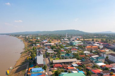 Yeşil dağ tepeli Mekong Nehri 'nin havadan görünüşü. Ubon Ratchathani, Tayland ve Laos 'taki doğa manzarası.