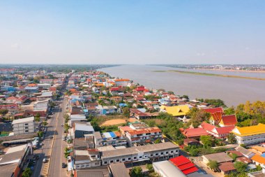 Yeşil dağ tepeli Mekong Nehri 'nin havadan görünüşü. Ubon Ratchathani, Tayland ve Laos 'taki doğa manzarası.
