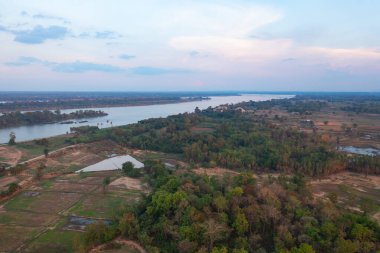 Yeşil dağ tepeli Mekong Nehri 'nin havadan görünüşü. Ubon Ratchathani, Tayland ve Laos 'taki doğa manzarası.
