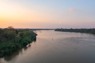 Yeşil dağ tepeli Mekong Nehri 'nin havadan görünüşü. Ubon Ratchathani, Tayland ve Laos 'taki doğa manzarası.