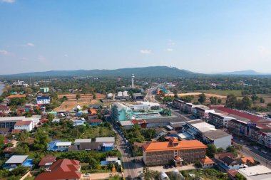 Yerleşim yerlerinin çatılarının havadan görünüşü. Yukarıdan kentsel konut geliştirme. Üst Manzara. Mukdahan 'da gayrimenkul, Isan şehri, Tayland. Gayrimenkul.