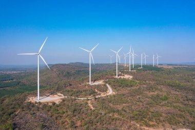 Sanayi fabrikasındaki rüzgar türbinlerinin ya da yel değirmenlerinin hava manzarası. Güç, sürdürülebilir yeşil temiz enerji ve çevre kavramı. Doğa yeniliği.