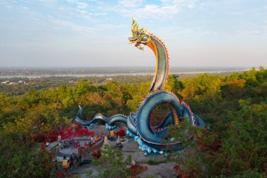 Wat Roi Phra Putthabat Phu Manorom, Mukdahan City, Tayland 'da yılanlar ve yılanlar. Tayland Budist tapınağı mimarisi. Turistik bölge simgesi.