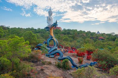 Wat Roi Phra Putthabat Phu Manorom, Mukdahan City, Tayland 'da yılanlar ve yılanlar. Tayland Budist tapınağı mimarisi. Turistik bölge simgesi.