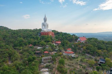 Wat Roi Phra Putthabat Phu Manorom, Mukdahan City, Tayland 'da yılanlar ve yılanlar. Tayland Budist tapınağı mimarisi. Turistik bölge simgesi.