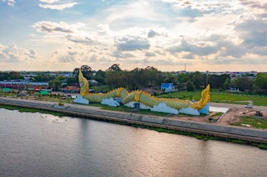 Wat Roi Phra Putthabat Phu Manorom, Mukdahan City, Tayland 'da yılanlar ve yılanlar. Tayland Budist tapınağı mimarisi. Turistik bölge simgesi.