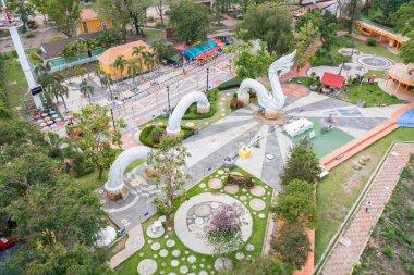 Wat Roi Phra Putthabat Phu Manorom, Mukdahan City, Tayland 'da yılanlar ve yılanlar. Tayland Budist tapınağı mimarisi. Turistik bölge simgesi.