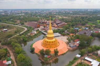 Isan pagoda, Tayland 'ın başkenti Bangkok yakınlarındaki bir Budist tapınağıdır. Tayland mimarisi arka planı. Turistik bölge simgesi.