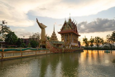 Wat Phra that Suphannahong, Tayland 'ın başkenti Sisaket' te yer alan bir Budist tapınağıdır. Tayland mimarisi arka planı. Turistik bölge simgesi.