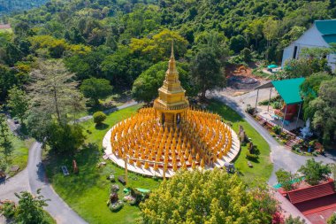 Wat Pa Sawang Bun pagoda, Tayland 'ın Saraburi şehrinde bir Budist tapınağıdır. Tayland mimarisi arka planı. Turistik bölge simgesi.