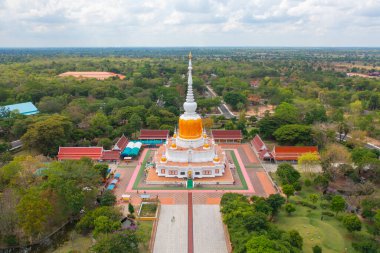 Phra that Na Dun Temple pagoda, Tayland 'ın başkenti Maha Sarakham' da bir Budist tapınağıdır. Tayland mimarisi arka planı. Turistik bölge simgesi.