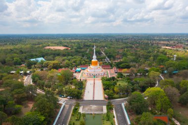 Phra that Na Dun Temple pagoda, Tayland 'ın başkenti Maha Sarakham' da bir Budist tapınağıdır. Tayland mimarisi arka planı. Turistik bölge simgesi.