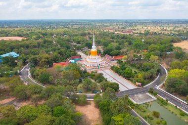 Phra that Na Dun Temple pagoda, Tayland 'ın başkenti Maha Sarakham' da bir Budist tapınağıdır. Tayland mimarisi arka planı. Turistik bölge simgesi.