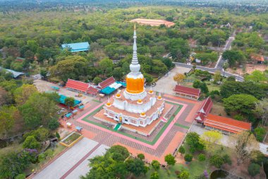 Phra that Na Dun Temple pagoda, Tayland 'ın başkenti Maha Sarakham' da bir Budist tapınağıdır. Tayland mimarisi arka planı. Turistik bölge simgesi.