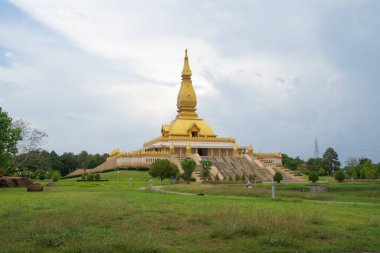 Chedi Maha Moğol Bua tapınağı magoda, Tayland 'ın Roi et şehrinde bir Budist tapınağıdır. Tayland mimarisi arka planı. Turistik bölge simgesi.