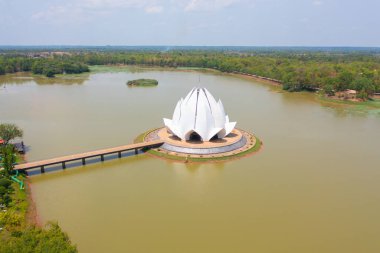 Wat Santiwanaram, Udon Thani, Tayland 'ın Udon Thani şehrinde bir Budist tapınağıdır. Tayland mimarisi arka planı. Turistik bölge simgesi.