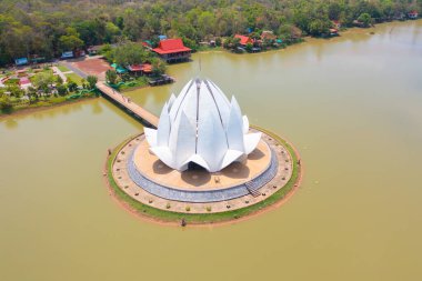 Wat Santiwanaram, Udon Thani, Tayland 'ın Udon Thani şehrinde bir Budist tapınağıdır. Tayland mimarisi arka planı. Turistik bölge simgesi.