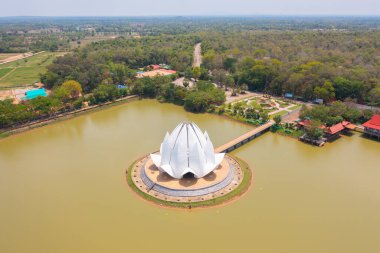 Wat Santiwanaram, Udon Thani, Tayland 'ın Udon Thani şehrinde bir Budist tapınağıdır. Tayland mimarisi arka planı. Turistik bölge simgesi.