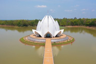 Wat Santiwanaram, Udon Thani, Tayland 'ın Udon Thani şehrinde bir Budist tapınağıdır. Tayland mimarisi arka planı. Turistik bölge simgesi.