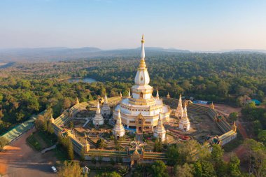 Wat Pha Nam Thip Thep Prasit Wanaram, Tayland 'ın Roi et şehrinde bir Budist tapınağıdır. Tayland mimarisi arka planı. Turistik bölge simgesi.
