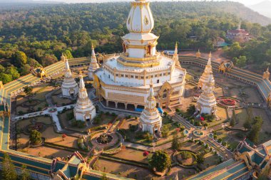 Wat Pha Nam Thip Thep Prasit Wanaram, Tayland 'ın Roi et şehrinde bir Budist tapınağıdır. Tayland mimarisi arka planı. Turistik bölge simgesi.