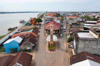 Nakhon Phanom saat kulesi manzaralı yerleşim yerlerinin çatıları olan bir anıt. Yukarıdan kentsel konut geliştirme. Üst Manzara. Tayland 'ın Isan kentindeki gayrimenkul..