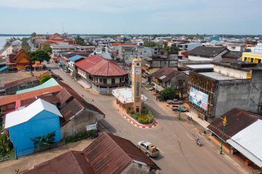Nakhon Phanom saat kulesi manzaralı yerleşim yerlerinin çatıları olan bir anıt. Yukarıdan kentsel konut geliştirme. Üst Manzara. Tayland 'ın Isan kentindeki gayrimenkul..